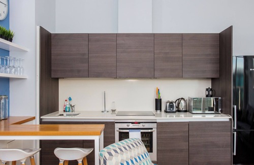 Walworth Condominio | Stylish 2BD Flat with Balcony and City Views