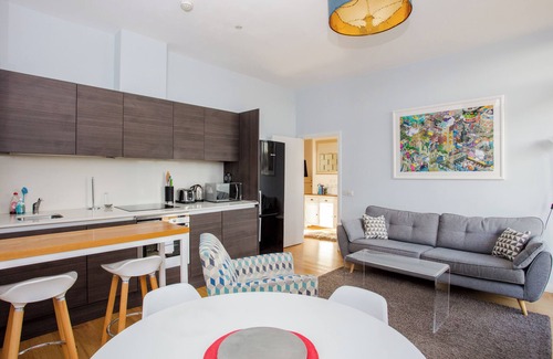 Walworth Condominio | Stylish 2BD Flat with Balcony and City Views