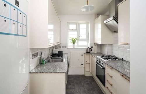 St. Dunstan's Apartamento | Stylish 2BD Flat with Balcony Near Stepney Green