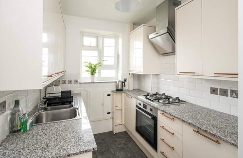 St. Dunstan's Apartamento | Stylish 2BD Flat with Balcony Near Stepney Green