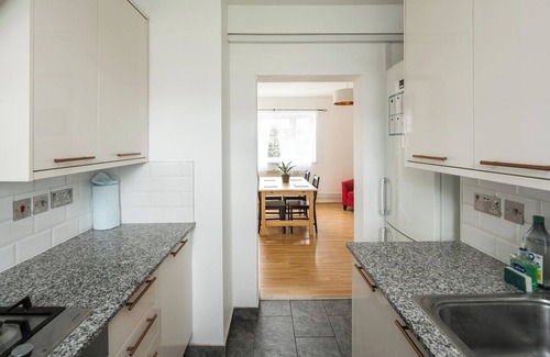 St. Dunstan's Apartamento | Stylish 2BD Flat with Balcony Near Stepney Green
