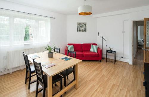 St. Dunstan's Apartamento | Stylish 2BD Flat with Balcony Near Stepney Green