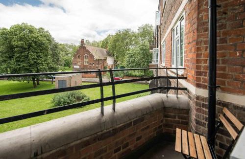 St. Dunstan's Apartamento | Stylish 2BD Flat with Balcony Near Stepney Green