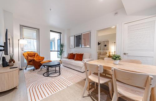 Downtown Apartamento | Stylish 2BDR & 2BTH - 15 mins walk to the beach!