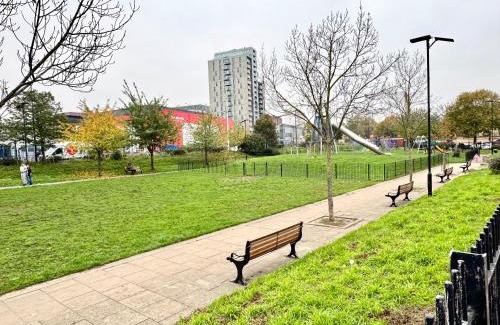 Bromley South Apartamento | Stylish 2Bedrooms 2Baths, Balcony Views, Stratford, ABBA