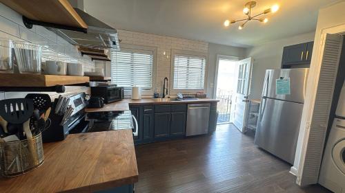 West End Casa | Stylish 2BR 1 Mile From Downtown And The Aquarium