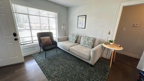 West End Casa | Stylish 2BR 1 Mile From Downtown And The Aquarium