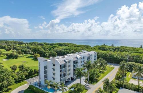 Boca Raton Apartamento | Stylish 2BR, 2BA Apartment with Balcony & Pool - Just Steps from the Beach