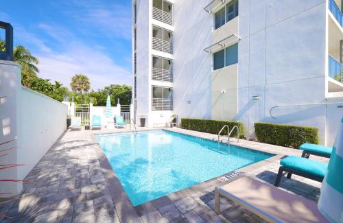 Boca Raton Apartamento | Stylish 2BR, 2BA Apartment with Balcony & Pool - Just Steps from the Beach