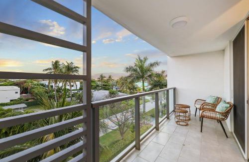 Boca Raton Apartamento | Stylish 2BR, 2BA Apartment with Balcony & Pool - Just Steps from the Beach