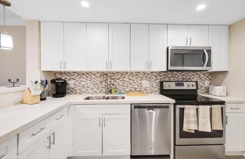 Boca Raton Apartamento | Stylish 2BR, 2BA Apartment with Balcony & Pool - Just Steps from the Beach