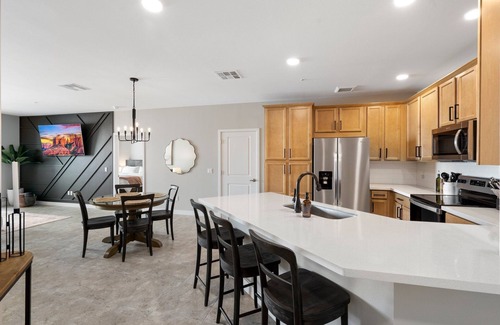 Ocotillo Condominio | Stylish 2BR-2BA Condo…Walk to Dining & Coffee…Resort-Style Pool, Gym, & More!