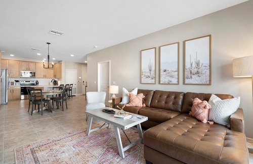 Ocotillo Condominio | Stylish 2BR-2BA Condo…Walk to Dining & Coffee…Resort-Style Pool, Gym, & More!
