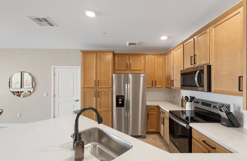 Ocotillo Condominio | Stylish 2BR-2BA Condo…Walk to Dining & Coffee…Resort-Style Pool, Gym, & More!