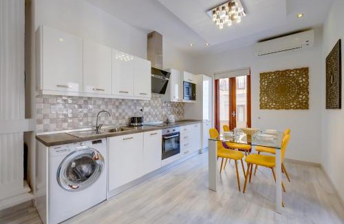 Tower Road Apartamento | Stylish 2BR Apart, Steps Away from the Beach