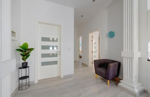 Tower Road Apartamento | Stylish 2BR Apart, Steps Away from the Beach