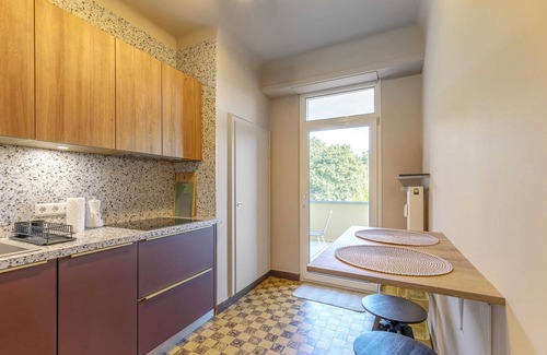South Bonnevoie Apartamento | Stylish 2BR Apartment: Workspace, Balcony, Wi-Fi