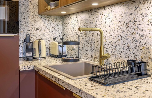 South Bonnevoie Apartamento | Stylish 2BR Apartment: Workspace, Balcony, Wi-Fi