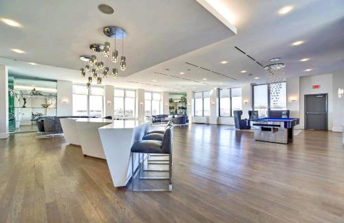 Aurora Highlands Apartamento | Stylish 2BR Apartment Close to DC Attractions