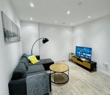 Coldharbour Apartamento | Stylish 2BR Apartment with Balcony & Views