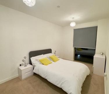 Coldharbour Apartamento | Stylish 2BR Apartment with Balcony & Views