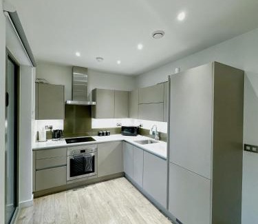 Coldharbour Apartamento | Stylish 2BR Apartment with Balcony & Views