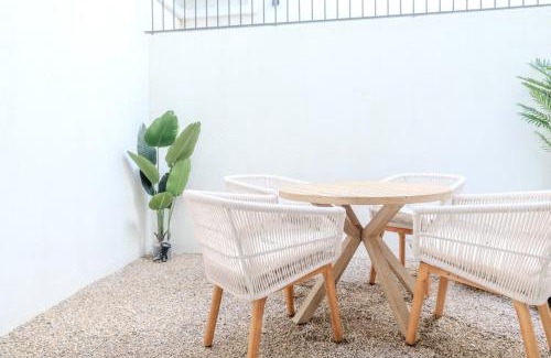 Santos Apartamento | Stylish 2BR Apartment with AC & Terrace | By Airnest