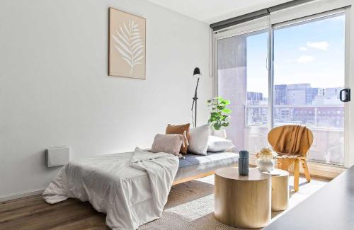 Carlton South Apartamento | Stylish 2BR Apt Steps from Vic Market with Parking