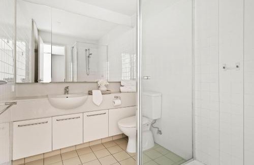 Carlton South Apartamento | Stylish 2BR Apt Steps from Vic Market with Parking