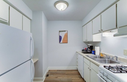 North Canton Apartamento | Stylish 2BR Apt w/ Parking, Near Airport