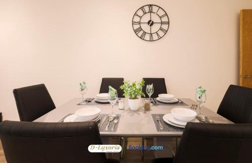 Royal Docks Apartamento | Stylish 2BR By DLuxoria Short Lets & Serviced Accommodation Greater London With Pet Friendly, Free WiFi & Free Parking