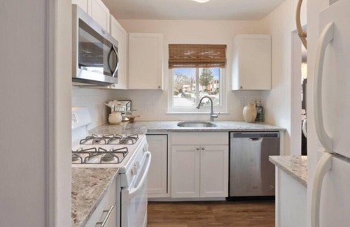 Central Islip Condominio | Stylish 2BR Condo Near Beaches, Hamptons & Vineyards – Summer Ready!