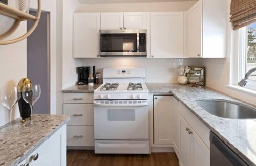 Central Islip Condominio | Stylish 2BR Condo Near Beaches, Hamptons & Vineyards – Summer Ready!