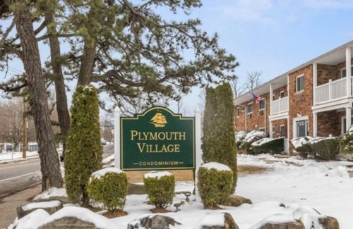 Central Islip Condominio | Stylish 2BR Condo Near Beaches, Hamptons & Vineyards – Summer Ready!