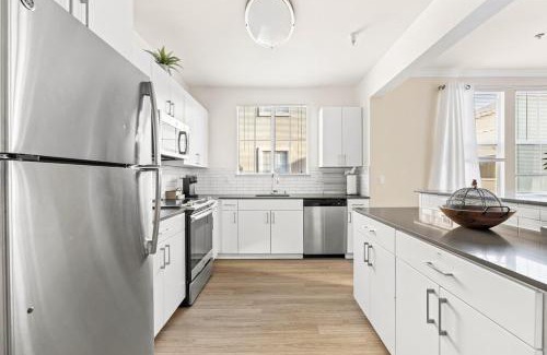 Valencia Apartamento | Stylish 2BR Condo with Amenities Near Six Flags