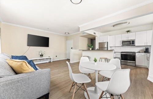 Valencia Apartamento | Stylish 2BR Condo with Amenities Near Six Flags
