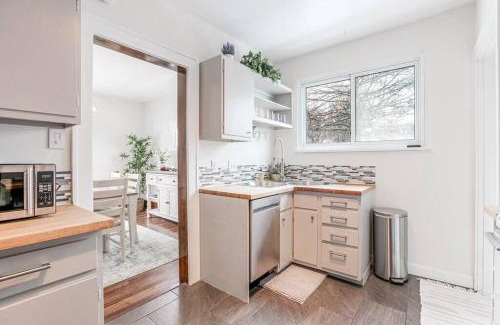 South Bend Casa | Stylish 2br Cozy Home 10min Drive from ND!