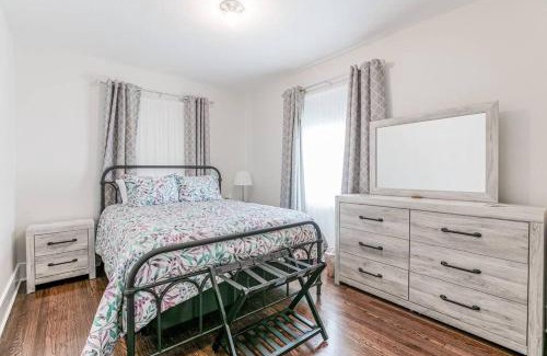 South Bend Casa | Stylish 2br Cozy Home 10min Drive from ND!