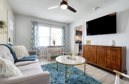 Charlotte Casa | Stylish 2BR Duplex In The City. Ideal For Small Groups.