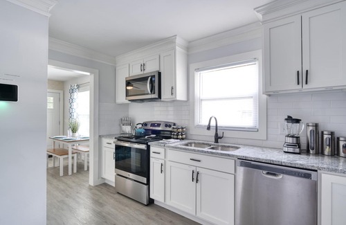 Charlotte Casa | Stylish 2BR Duplex In The City. Ideal For Small Groups.