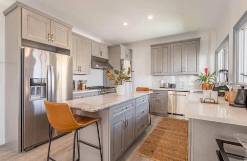 El Porto Apartamento | Stylish 2BR Family Suite in Manhattan Beach