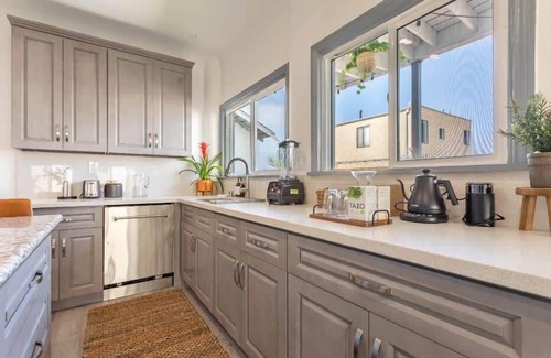 El Porto Apartamento | Stylish 2BR Family Suite in Manhattan Beach