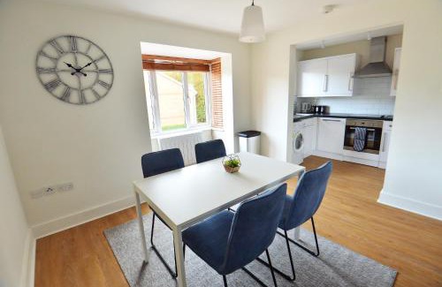 Crawley Apartamento | Stylish 2BR Flat - 2 Free Parking Spaces - Near LGW Airport