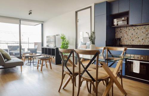 Apoquindo Apartamento | Stylish 2BR Getaway for 5 in Las Condes Oasis