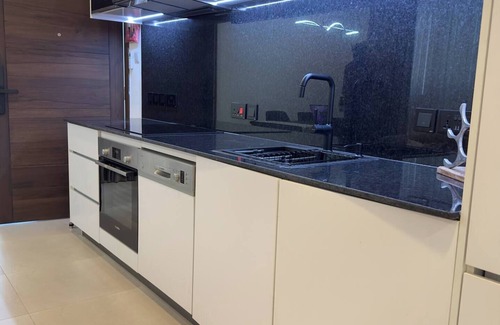 Labone Apartamento | Stylish 2BR in Cantonments - Rooftop, Gym, Pool & Starlink Wi-Fi