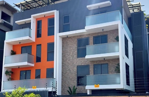 Labone Apartamento | Stylish 2BR in Cantonments - Rooftop, Gym, Pool & Starlink Wi-Fi