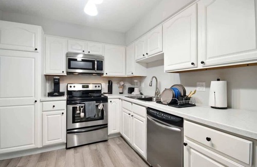 Bloomington Apartamento | Stylish 2BR Loft Near ISU, Hospitals & Downtown