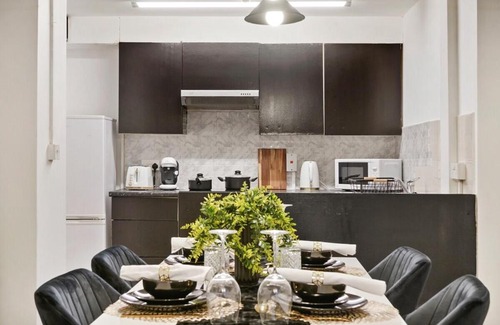 Gravesend Apartamento | Stylish 2BR Luxury Retreat with 65" Smart TV
