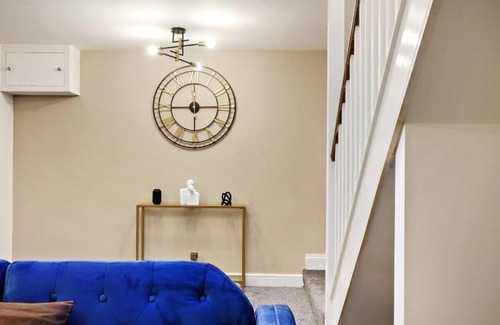 Gravesend Apartamento | Stylish 2BR Luxury Retreat with 65" Smart TV