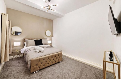 Gravesend Apartamento | Stylish 2BR Luxury Retreat with 65" Smart TV